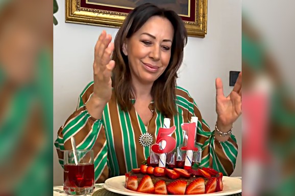 ROMANA PANIĆ BI DA IMA 15 GODINA Oglasila se i pokazala kako slavi rođendan - Torta sa jagodama, šampanjac i vatrometi: "Neozbiljan video"