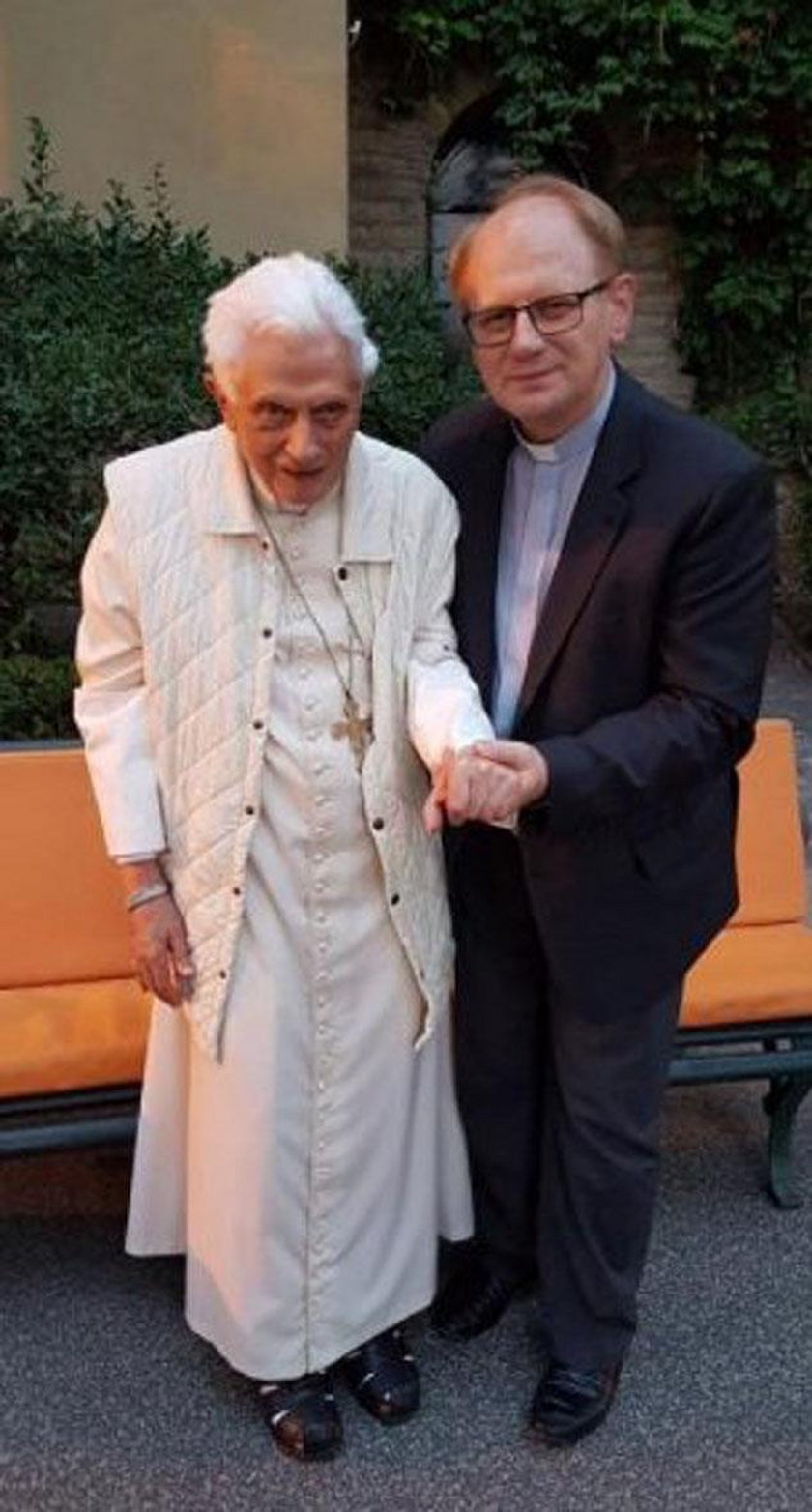Papież emeryt czuje się coraz gorzej? Nowe informacje o stanie zdrowia Benedykta XVI