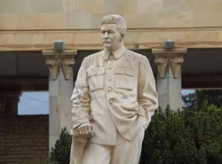 Rosjanie coraz rzadziej widzą w Stalinie zbrodniarza