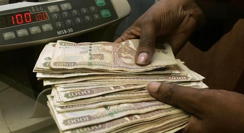 A currency dealer counts Kenya shillings at a money exchange counter in Nairobi October 23, 2008.  REUTERS/Antony Njuguna