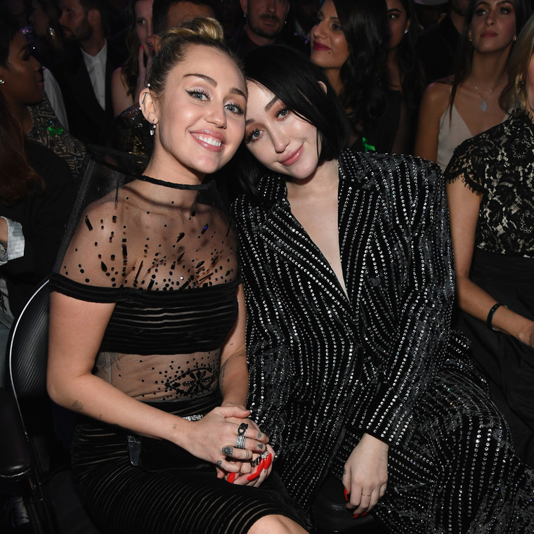Miley Cyrus i Noah Cyrus w 2019 r.