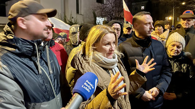 Dziennikarka Radia Lublin zakrzyczana przez zwolenników PiS podczas obrony "wolnych mediów"