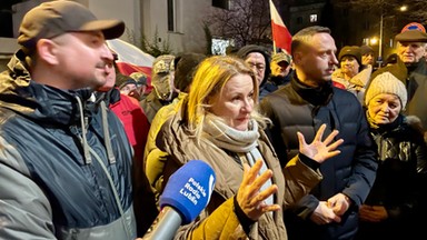 Dziennikarka Radia Lublin zakrzyczana przez zwolenników PiS podczas obrony "wolnych mediów"