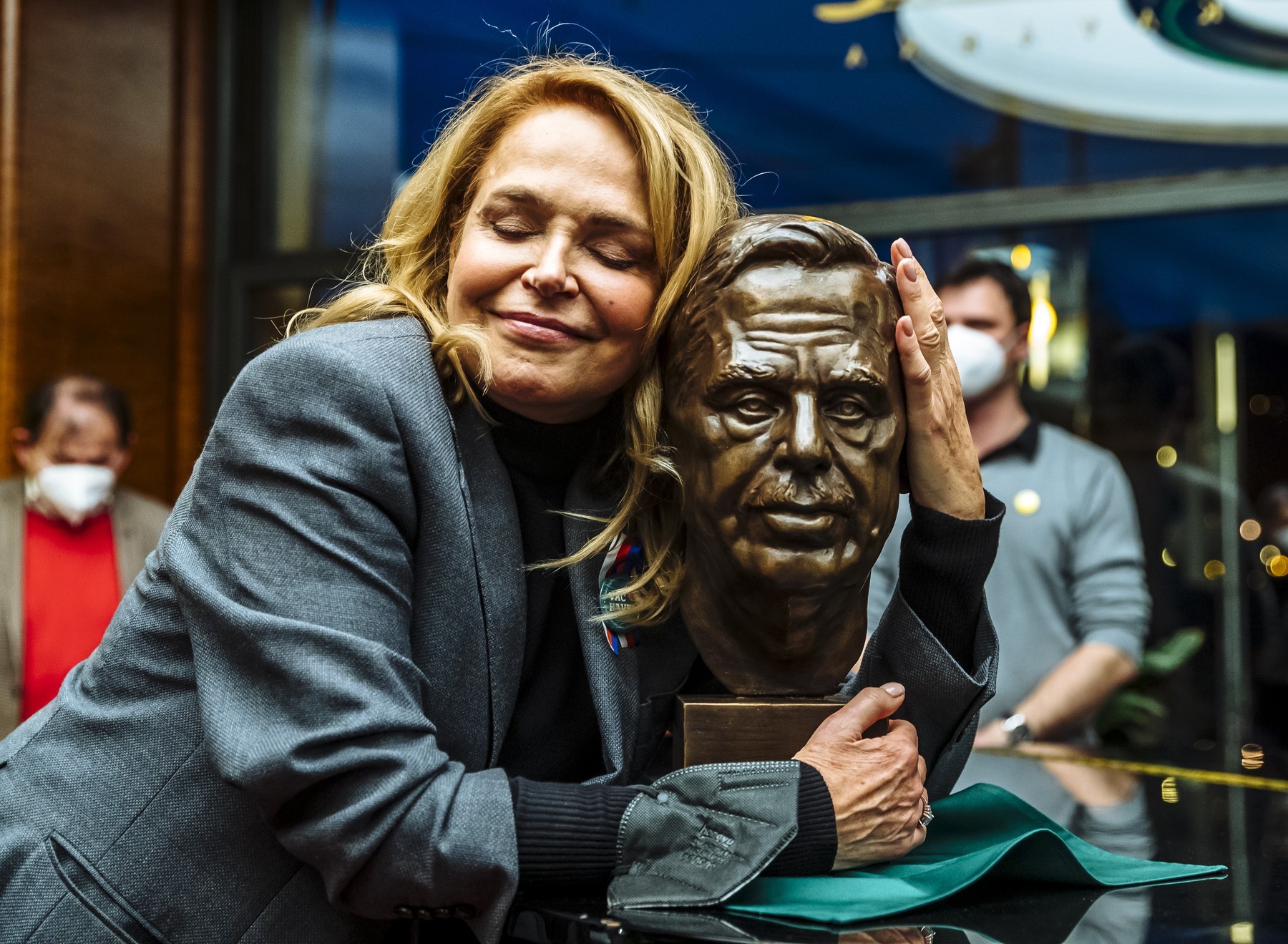 Dagmar Havlová s bustou svojho zosnulého manžela.