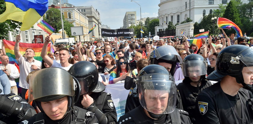 Tysiące policjantów pilnowały gejów