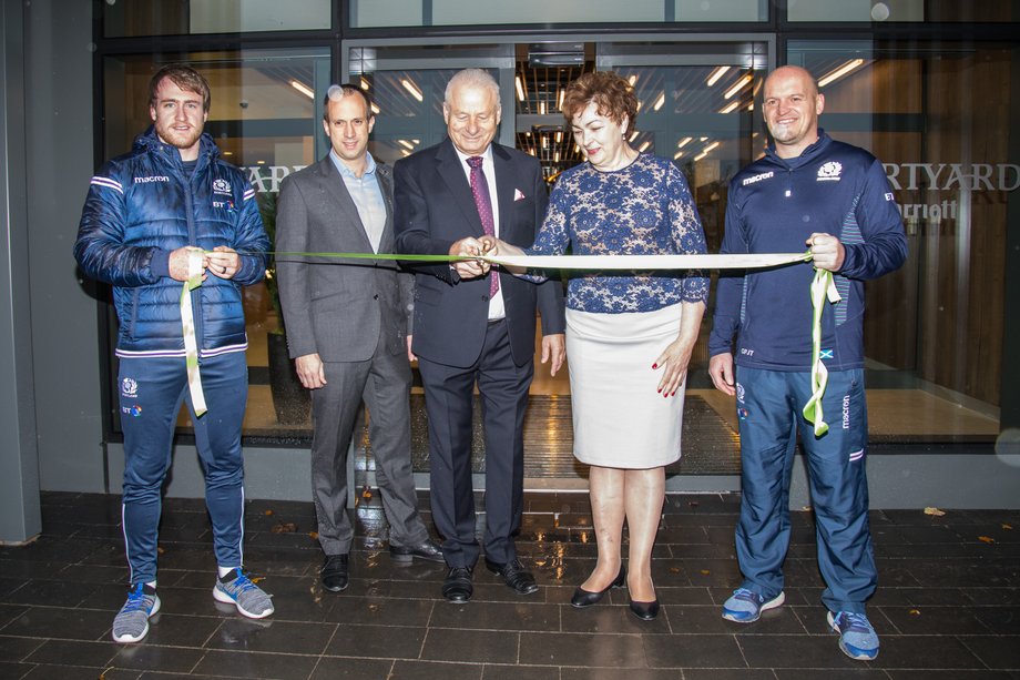 W otwarciu hotelu w Edynburgu udział wzięli przedstawiciele reprezentacji Szkocji w rugby