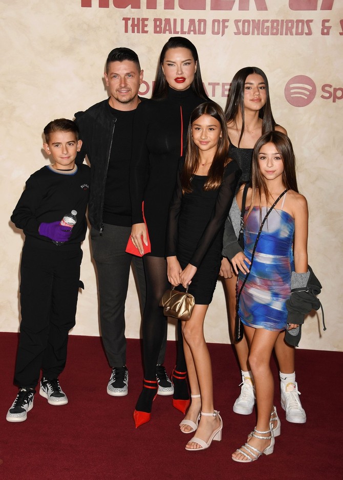 Adrijana Lima sa supurgom i decom