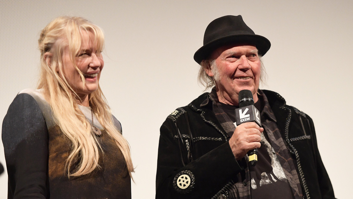 Neil Young we wpisie na stronie internetowej nazwał Daryl Hannah "żoną". Potwierdził tym samym krążące pogłoski, według których kanadyjski muzyk i amerykańska aktorka wzięli potajemny ślub.