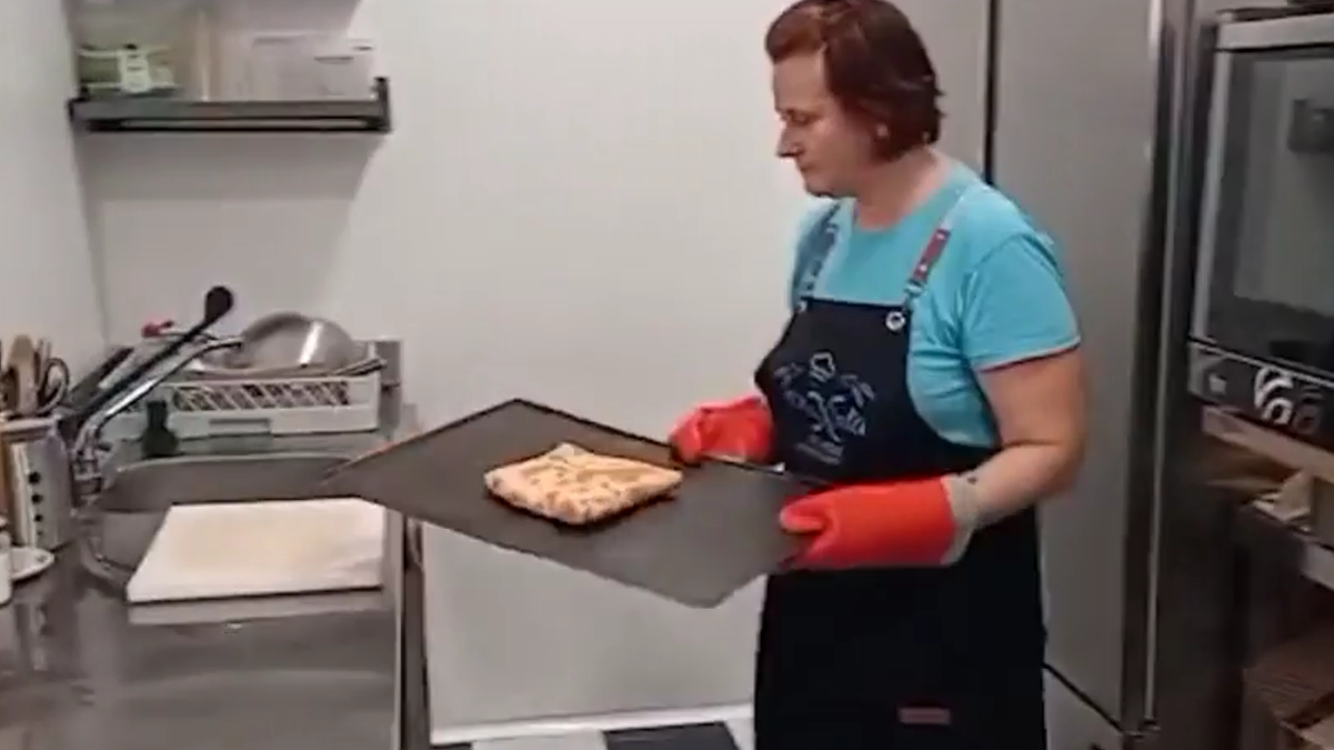 Lorena, românca din Zaragoza care i-a cucerit pe spanioli cu preparate tradiționale din Ardeal. E coadă la cafeneaua ei: „Doamne, e nebună lumea!”