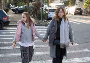 Majka i ćerka na pešačkom prelazu