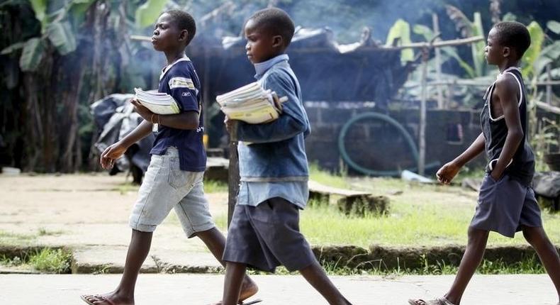 Children return from school in the mid-morning, in Ikarama village on the outskirts of the Bayelsa state capital, Yenagoa, in Nigeria's delta region October 8, 2015.    REUTERS/Akintunde Akinleye