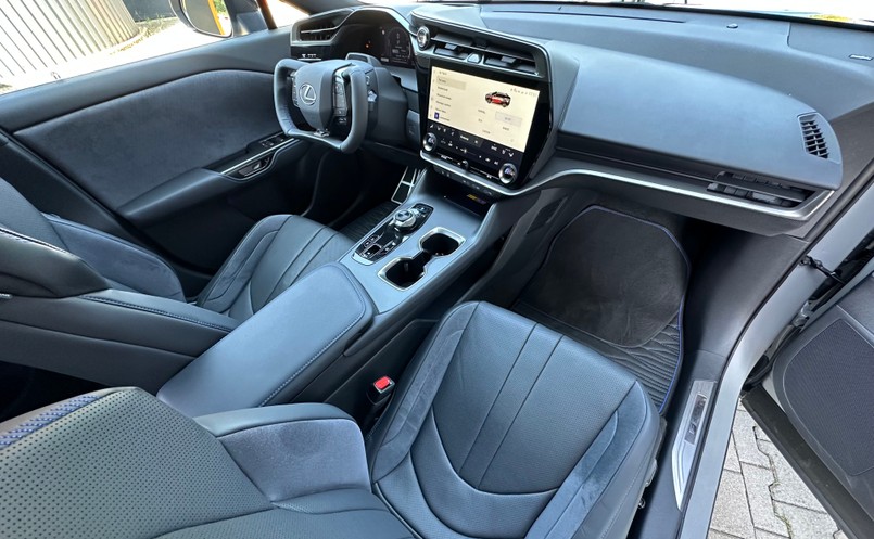 Nowy Lexus RZ 550e F SPORT