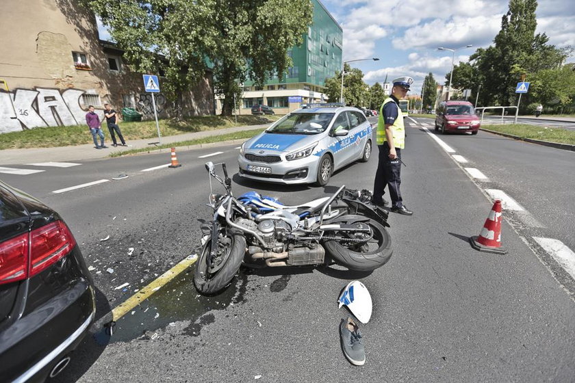 Koszmarny na drodze. Motocyklista przeleciał przez audi