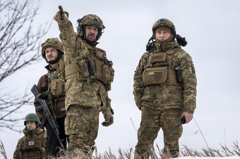 Ukraińscy żołnierze patrzą w kierunku rosyjskich pozycji w Bachmucie, 14 lutego 2023 r.