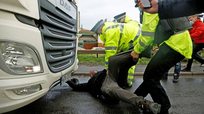 Przepychanki polskich kierowców z brytyjską policją. Gorąco na granicy