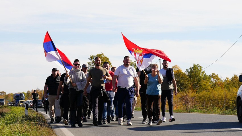 Studenti iz KiM koji pešače do Novog Sada