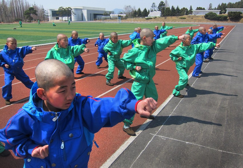 Dečaci obrijanih glava treniraju tekvondo