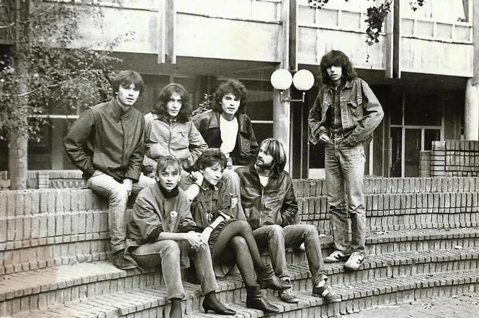 Postava "Nove zemlje" sa braćom Đurđević, Starovićem i njihovim prijateljima