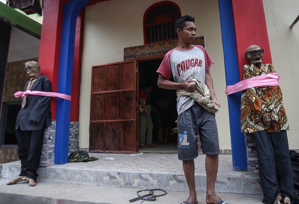 Ma’nene - rytuał opieki nad ciałami zmarłych odprawiany przez Toradżów, Celebes, Indonezja