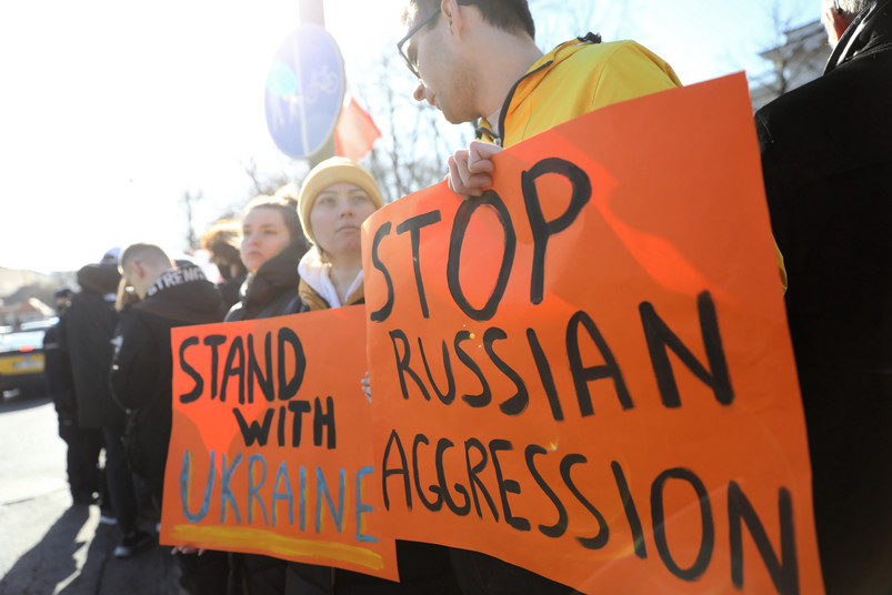 Pikieta przed ambasadą Federacji Rosyjskiej w Warszawie, w geście poparcia dla Ukrainy
