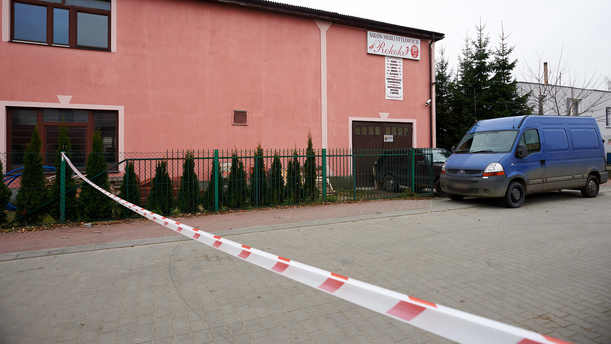 57-latek, który wczoraj w nocy w Pruszczu Gdańskim zabił jednego mężczyznę, a drugiego postrzelił, nadal jest w śpiączce – znajduje się na OIOM-ie. Po tym, jak oddał kilkanaście strzałów do dwóch skonfliktowanych z nim mężczyzn, 57-latek postrzelił się w głowę.