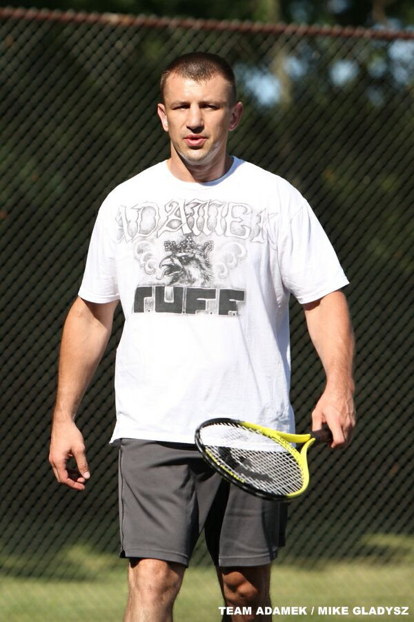Tomasz Adamek gra w tenisa