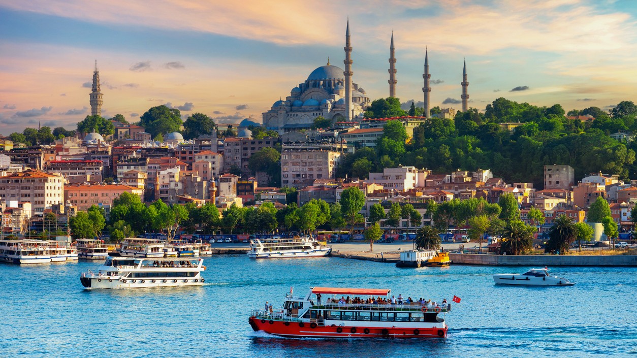 Turistické vyhliadkové lode na Bospore v srdci Istanbulu.