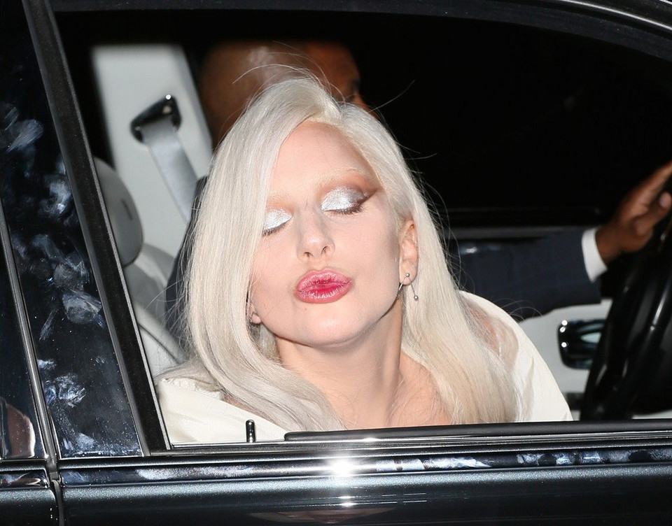 Lady Gaga pijana? Nie mogła wejść do samochodu