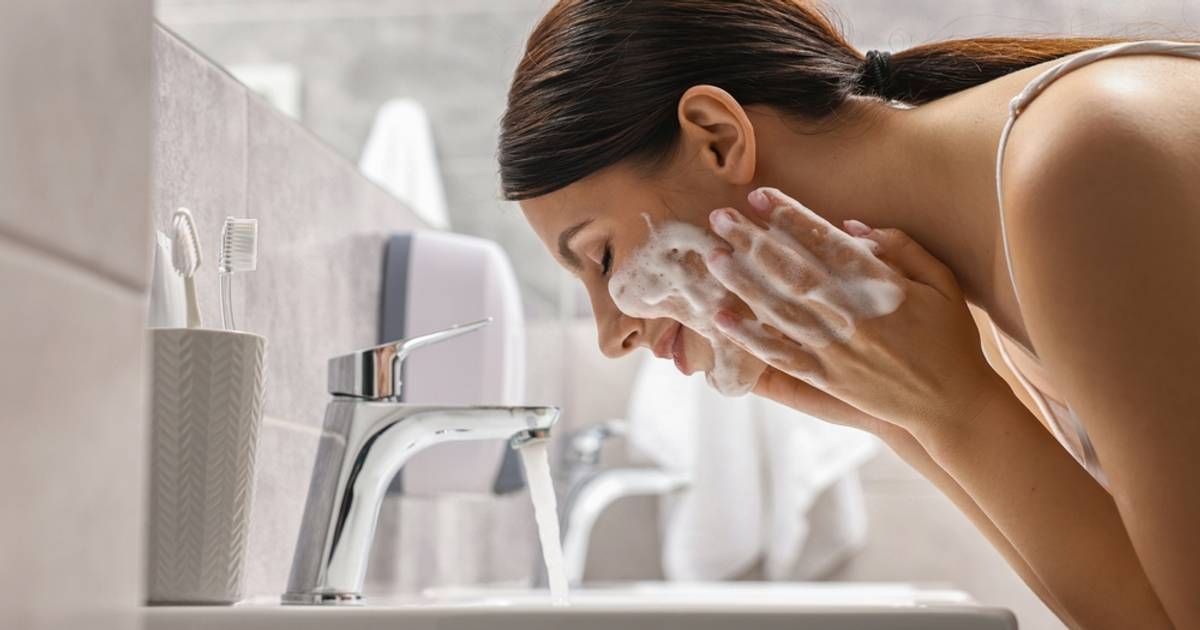 Dermatolodzy ostrzegają przed trendem z TikToka. Chodzi o mycie twarzy