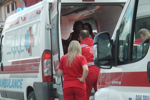 PET OSOBA POVREĐENO I PREVEZENO U BOLNICU! Detalji teške nesreće u Čačku: U sudaru učestvovala tri automobila (FOTO)