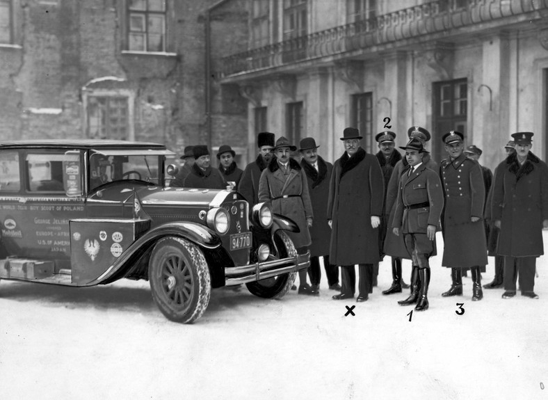 Jerzy Jeliński (1) prezentuje Prezydentowi RP Ignacemu Mościckiemu (x) swój samochód wyprawowy Buick, na dziedzińcu Zamku Królewskiego, styczeń 1928 r.