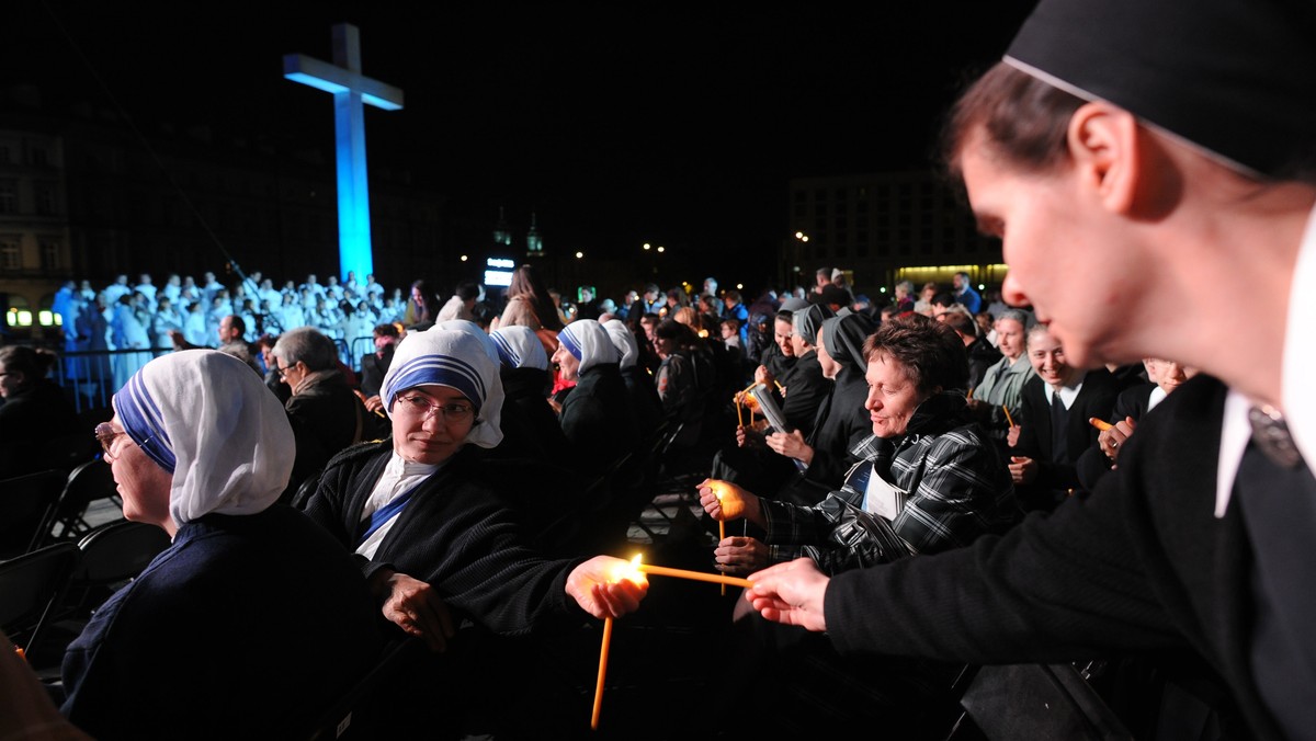 Około tysiąca osób mimo chłodu i deszczu zebrało się na pl. Piłsudskiego. Od godz. 10 na dwóch telebimach można było oglądać transmisję beatyfikacji Jana Pawła II z Watykanu. O godz. 21.00 odbędzie się tam koncert "Miłość mi wszystko wyjaśniła" - informuje tvnwarszawa.pl.