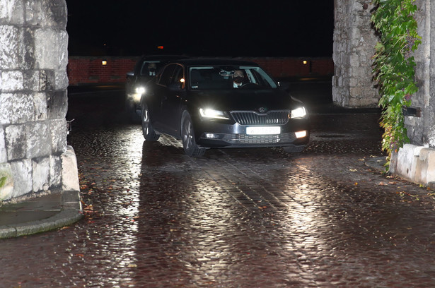 Limuzyna z prezesem PiS Jarosławem Kaczyńskim wjeżdża na Wawel