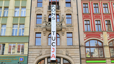 Wrocław: Frasyniuk, Dutkiewicz i Sutryk zawiesili flagę z napisem "Konstytucja"