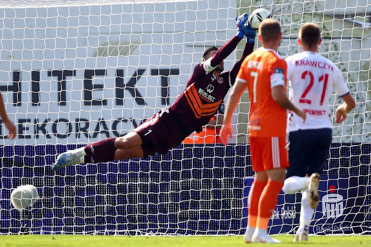 Piłkarze drużyny Bruk-Bet Termalica Nieciecza - bramkarz Łukasz Budziłek (L) i Roman Gergel (C) oraz Piotr Krawczyk (P) z zespołu Górnik Zabrze