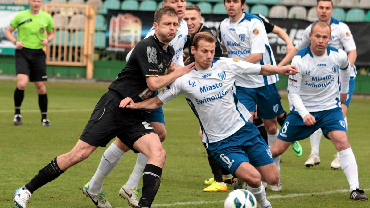 Zimą tego roku Flota Świnoujście zagrała mecz towarzyski z niemieckim SV Babelsberg 03 (niższa klasa rozgrywkowa). Kilkanaście dni po tym zdarzeniu UEFA wysłała pismo do PZPN w którym informowała, że to spotkanie mogło zostać ustawione. Wykryto zakłady postawione w krajach Azji Południowo-Wschodniej opiewające na sześciocyfrową kwotę liczoną w dolarach. Bandyci, którzy wiedzieli jaki będzie przebieg zawodów mogli zarobić miliony dolarów. Władze związku są bezradne – nie mają jak i kogo ukarać.