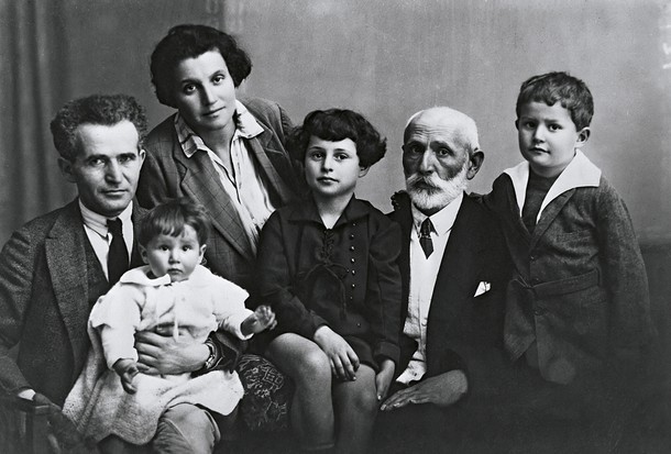 Dawid Ben Gurion z najmłodszą córką Renaną na kolanach, żona Paula stoi za nimi, córka Ge’ula siedzi na kolanach dziadka Awigdora Gryna, po prawej stoi syn Amos, Tel Awiw, 1929 r.