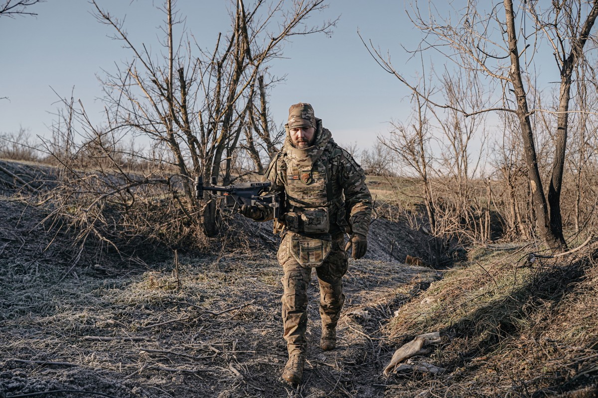 Donbas, Ukraina, 22.12.2022. Na zdjęciu z 20 bm. ukraiński żołnierz w Donbasie. Ukraińskie wojsko otrzymało od wolontariuszy drona do prowadzenia działań rozpoznawczych na linii frontu. Trwa inwazja Rosji na Ukrainę.