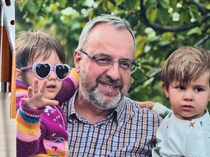 Doktor Rajović sa unucima