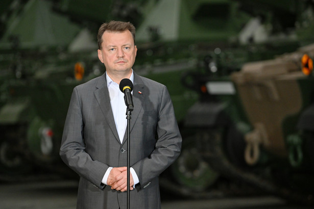 Minister obrony Mariusz Błaszczak podczas wizyty w Hucie Stalowa Wola S.A