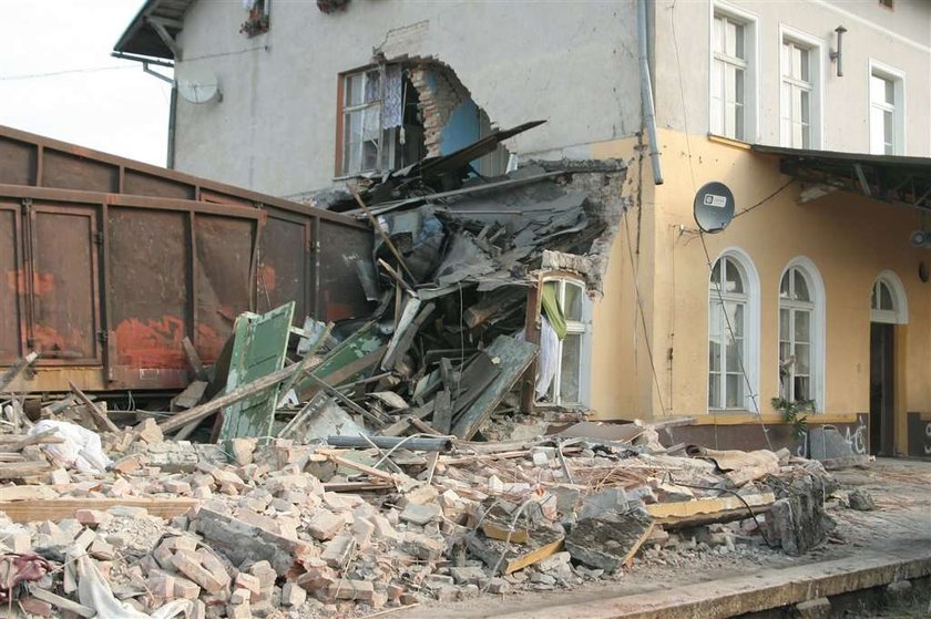 Pociąg wjechał w budynek. Są ofiary śmiertelne!