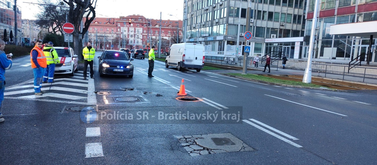 Na Miletičovej ulici v Bratislave sa prepadla vozovka.