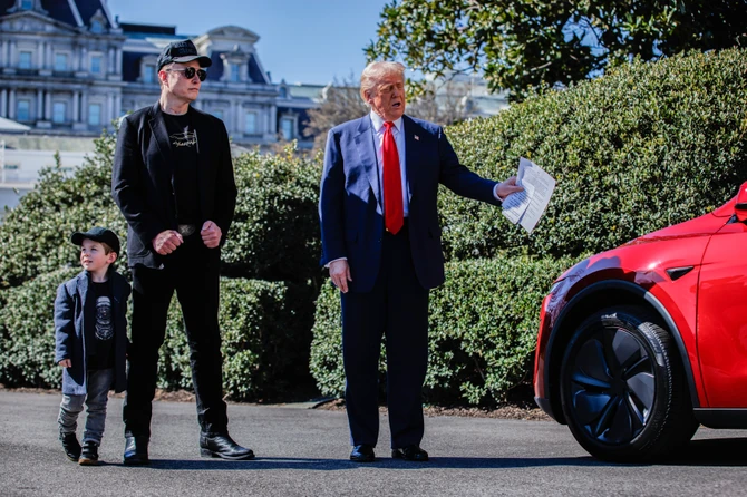 Ilon Mask sa sinom i Donaldom Trampom