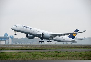 Debiut „pogromcy Dreamlinera”. Lufthansa wprowadza do floty Airbusa A350 [ZDJĘCIA]