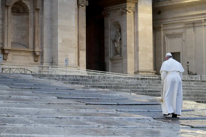 Papież Franciszek na pustym Placu Świętego Piotra