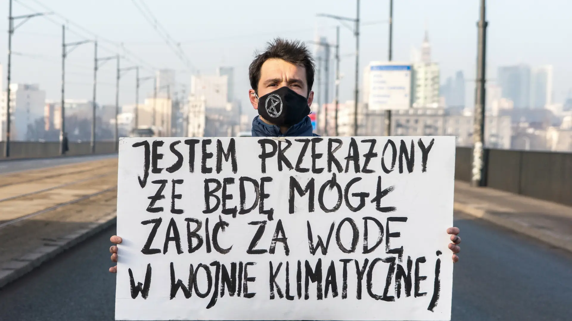 "Jestem przerażony, czeka nas wojna klimatyczna". W ramach protestu zablokował most Poniatowskiego