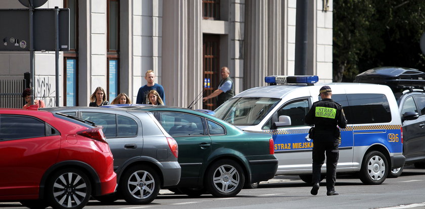 Fiskus czepia się niektórych aut, stojących przed domami i blokami. Jest duży problem