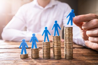 Jakie są różnice w zarobkach między miastami? Zaskakująco dobrze płacą m.in. w Opolu