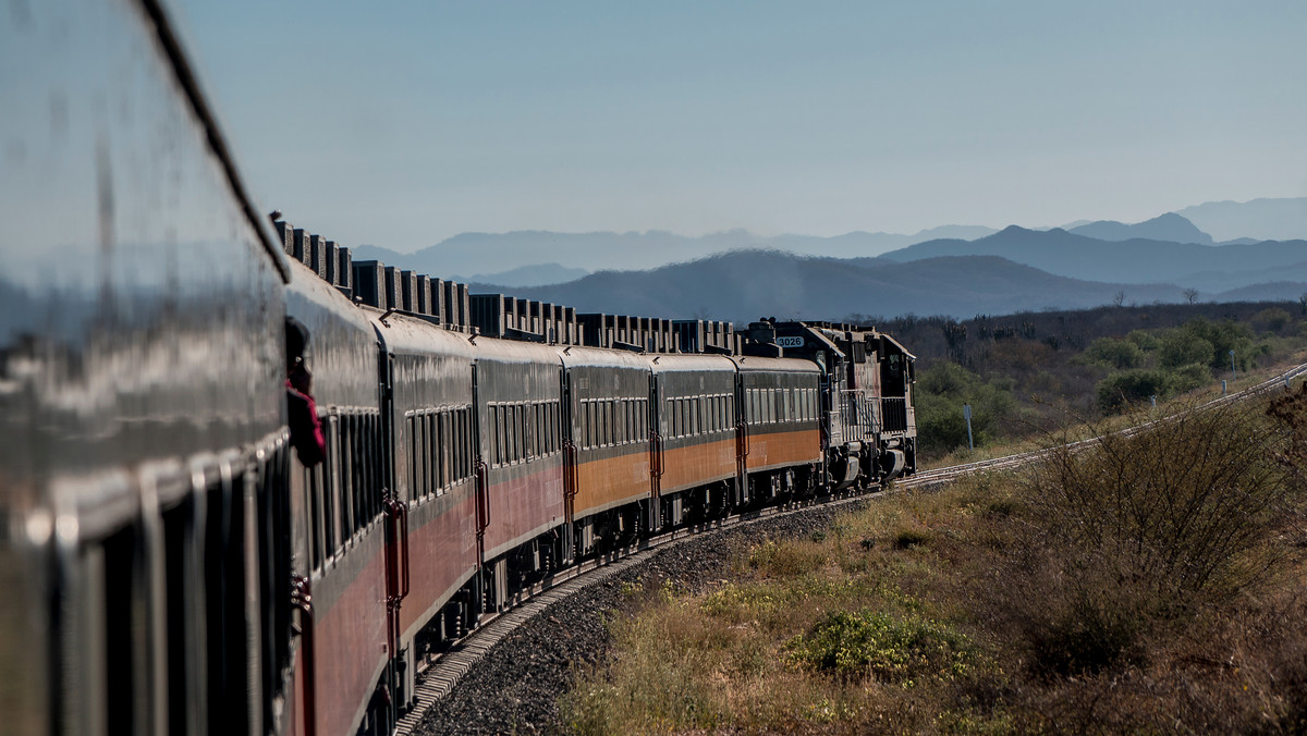Meksykański pociąg "El Chepe" - jedna z najwspanialszych tras kolejowych na świecie wg "National Geographic"