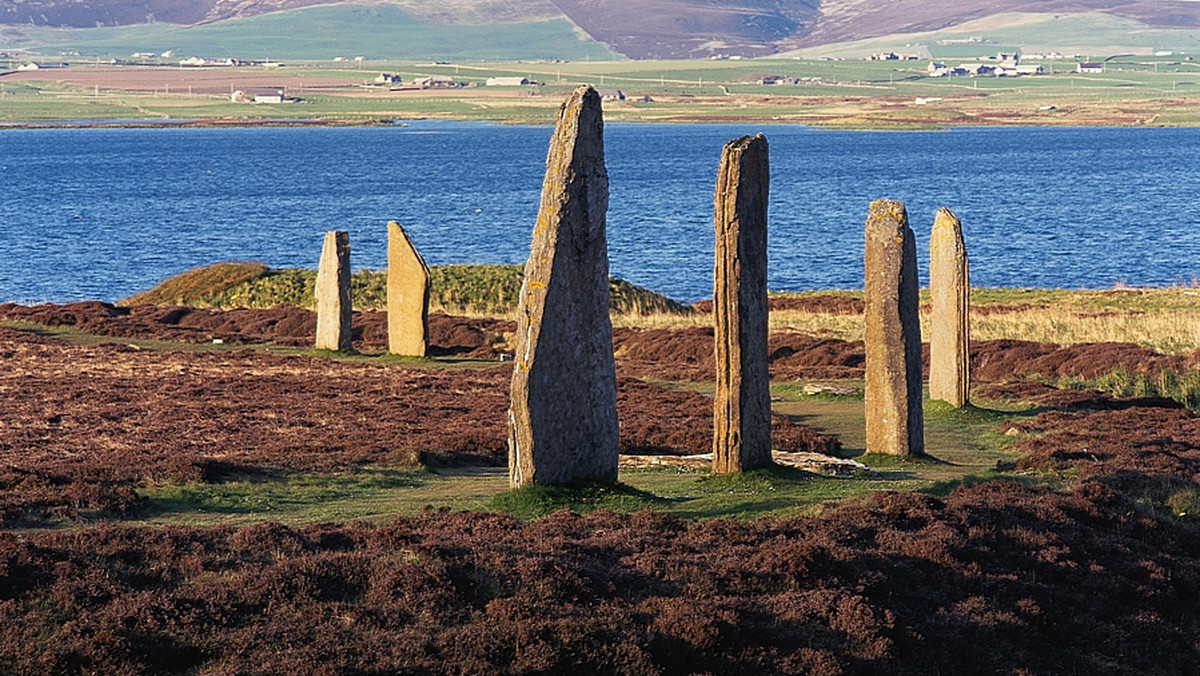 Naukowcy badający neolityczne stanowisko Ness of Brodgar na Orkadach w Szkocji ustalili, że zespół kamiennych budowli starszych niż Stonehenge w Anglii mógł być ośrodkiem neolitycznej kultury i prehistoryczną świątynią - podał serwis internetowy Daily Mail.